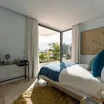 Dominica 10 *